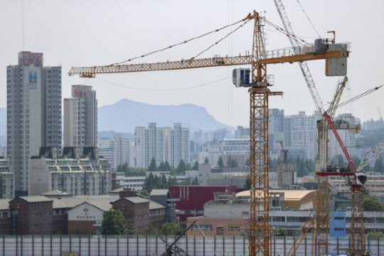국토교통부는 올해 상반기 전국 건설현장에 대한 하도급 규정 준수 여부에 대한 실태점검 결과 전체 10곳 중 2곳에서 불법 하도급을 적발했다고 4일 밝혔다. 서울 한 공사 현장 <연합뉴스>